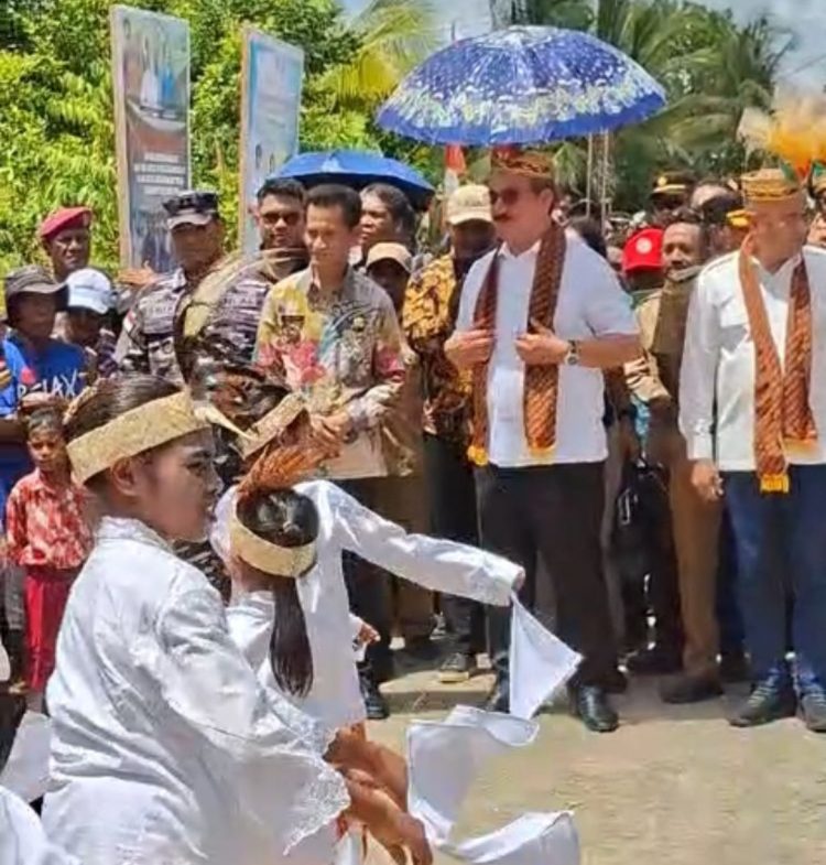 Gubernur Lewerissa Resmikan Teras Pelayanan Publik di Benjina, Tandai 7 Bulan Kepemimpinan dengan Pesan Haru