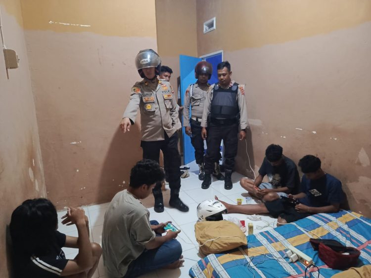 Patroli Rutin Malam Hari, Polsek Namlea Bubarkan Judi King, Judi Domino, Temukan 6 Remaja dan Pasangan Bukan Suami-Istri Di Dua Penginapan