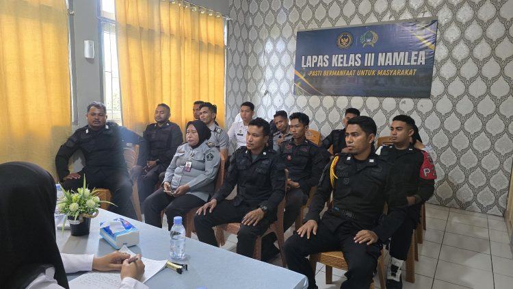 Bangun Chemistry, Kasubsi Kamtib Lapas Namlea Briefing dengan Petugas Jaga