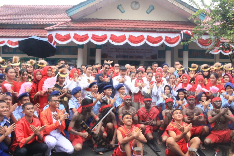 MENTERI KOMDIGI PERKENALKAN SEKOLAH GARUDA DI AMBON