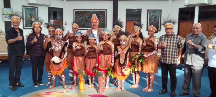 Gubernur Maluku Hendrik Lewerissa Tiba di Papua untuk Hadiri HUT ke-20 IKEMAL