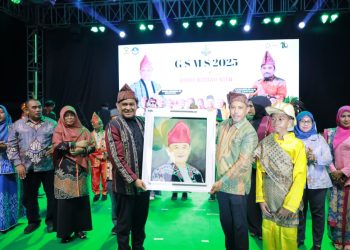Gerakan Seniman Masuk Sekolah (GSMS) 2025 Warnai Puncak HUT Kabupaten Buru ke-26