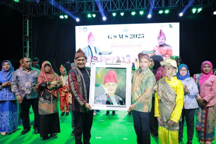 Gerakan Seniman Masuk Sekolah (GSMS) 2025 Warnai Puncak HUT Kabupaten Buru ke-26
