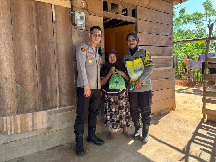 Kapolsek Namlea Terus Berbagi di Jumat Berkah