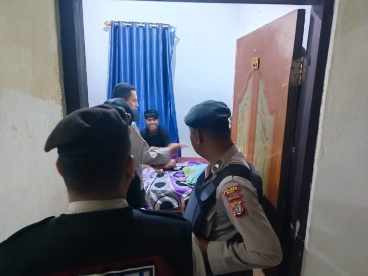 Tim Patroli  Temukan Pasangan Bukan Suami Istri Lagi Ngamar di Penginapan Caca dan Rara