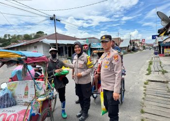 Kapolsek Namlea Berbagi Beras dan Sembako Kepada Tukang Becak