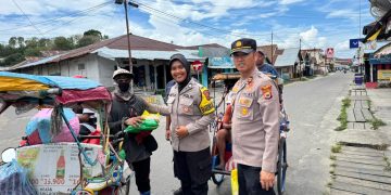 Kapolsek Namlea Berbagi Beras dan Sembako Kepada Tukang Becak
