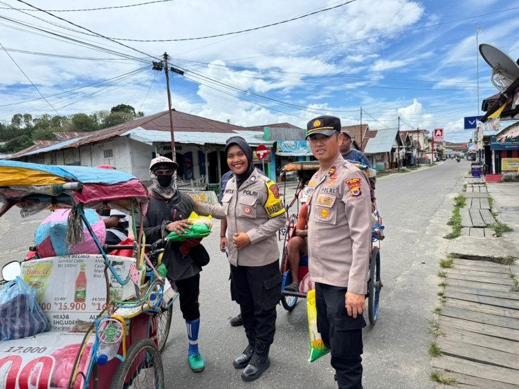 Kapolsek Namlea Berbagi Beras dan Sembako Kepada Tukang Becak