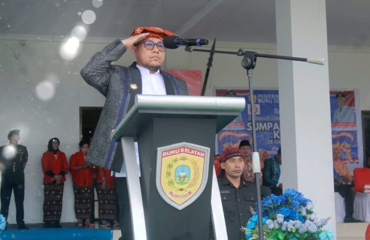 Bupati Bursel La Hamidi Pimpin Upacara Hari Sumpah Pemuda  Ke-97 di Tengah Guyuran Hujan, Ini Pesannya