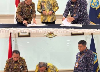 Bupati Ikram Umasugi Penandatanganan Hibah Lahan Bandara Namniwel Dengan Kementerian Perhubungan