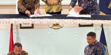 Bupati Ikram Umasugi Penandatanganan Hibah Lahan Bandara Namniwel Dengan Kementerian Perhubungan