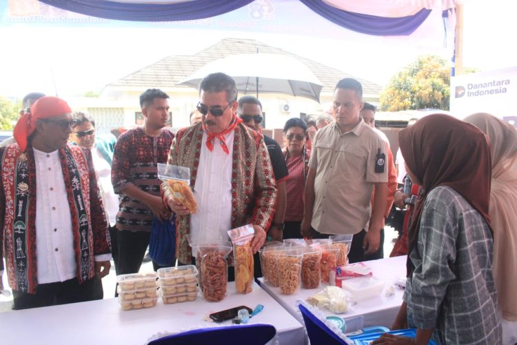 Gubernur Maluku Tinjau Pameran 30 UMKM, Ajak Pelaku Usaha Terus Berkreativitas