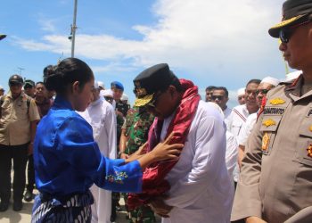 ATRAKSI MA’ATENU DIGELAR SAKRAL DI PELAUW, DISAKSIKAN WAKIL GUBERNUR MALUKU DAN FORKOPIMDA