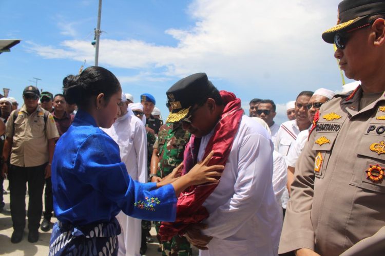 ATRAKSI MA’ATENU DIGELAR SAKRAL DI PELAUW, DISAKSIKAN WAKIL GUBERNUR MALUKU DAN FORKOPIMDA