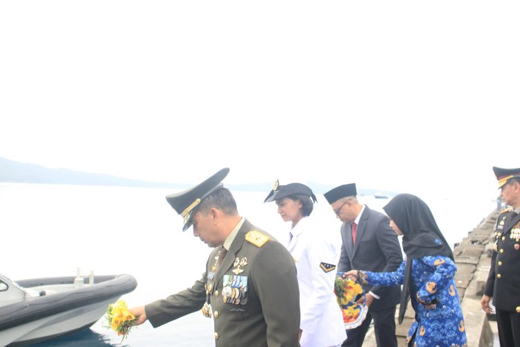 Kapolda Maluku Pimpin Tabur Bunga di Laut, Pemprov Maluku Ajak Generasi Muda Warisi Semangat Pahlawan