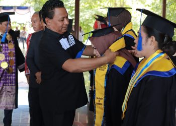 Wagub Hadiri Senat Terbuka Dr. Djar Wattiheluw, 158 Mahasiswa Dapat Gelar Strata Satu