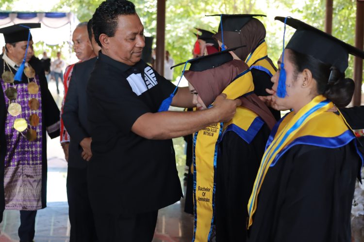 Wagub Hadiri Senat Terbuka Dr. Djar Wattiheluw, 158 Mahasiswa Dapat Gelar Strata Satu