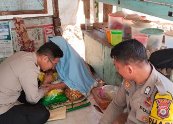 Jumaat Berkah Kapolsek Namlea IPTU Charles Langitan bersama Bhabin Desa  Karang Kec. Namlea Bripka Is Wahyu Tihurrua berbagi berkah