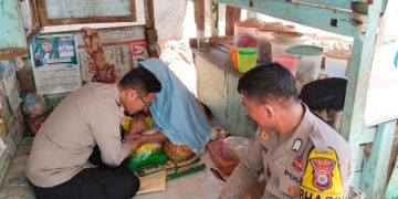 Jumaat Berkah Kapolsek Namlea IPTU Charles Langitan bersama Bhabin Desa  Karang Bripka Is Wahyu Tihurrua Berbagi Berkah