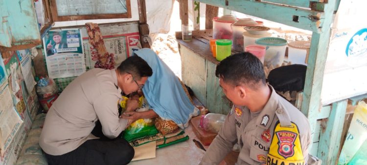 Jumaat Berkah Kapolsek Namlea IPTU Charles Langitan bersama Bhabin Desa Karang Bripka Is Wahyu Tihurrua Berbagi Berkah