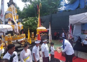 GUBERNUR MALUKU RESMIKAN PRASASTI CANDI BENTAR DI AMBON