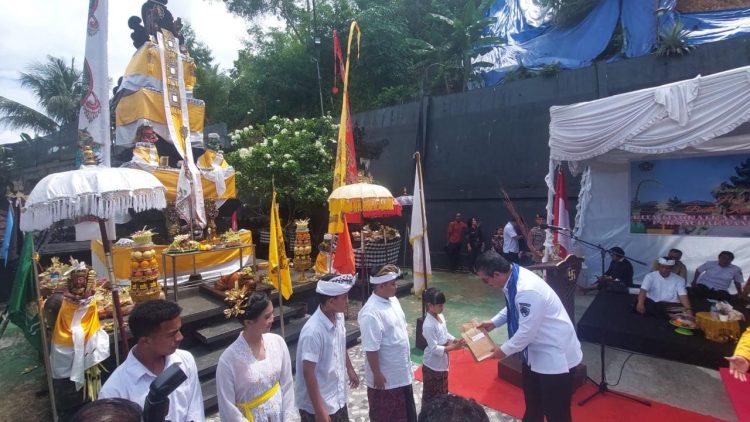 GUBERNUR MALUKU RESMIKAN PRASASTI CANDI BENTAR DI AMBON
