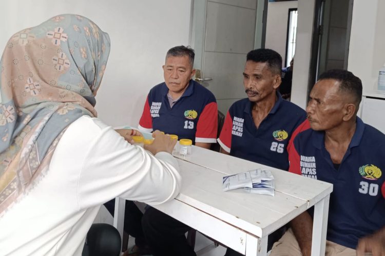Enam Warga Binaan Lapas Wahai Jalani Tes Urine, Pastikan Bersih Narkoba Sebelum Bebas