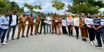 Alumni 2006 Menyerahkan Bantuan Untuk Pembangunan Masjid Al-Munawara Desa Pohon Batu Kecamatan Waesama Bursel