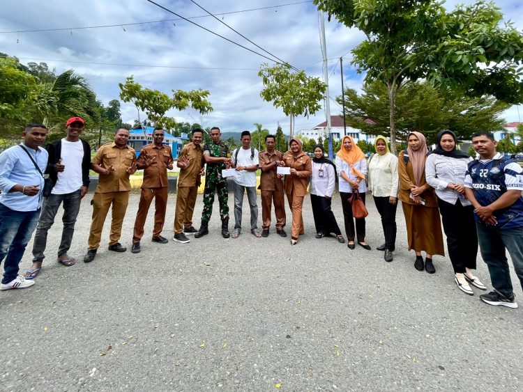 Alumni 2006 Menyerahkan Bantuan Untuk Pembangunan Masjid Al-Muhajirin Desa Pohon Batu Kecamatan Waesama Bursel