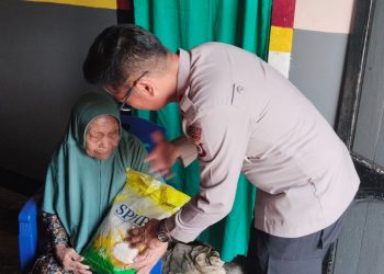 Kapolsek Namlea Beri Bansos Kepada Janda dan Lansia, lanjut Dengan Bakti Sosial di Mesjid Al Habsyi Desa Waemiting