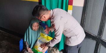 Kapolsek Namlea  Beri Bansos Kepada Janda dan Lansia, lanjut Dengan Bakti Sosial di Mesjid Al Habsyi Desa Waemiting