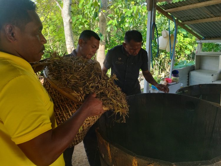 Terus Konsisten, Lapas Namlea Masifkan Produksi Minyak Kayu Putih 86