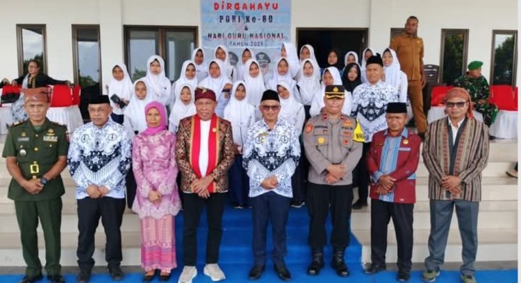 Wabup Bursel Pimpin Upacara Hari Guru Nasional ke-80