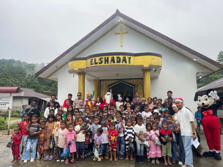 Komunitas Bipolo Center Meriahkan Natal dengan Aksi Berbagi Kasih dan Jumpa Santa Claus di Namrole Bursel