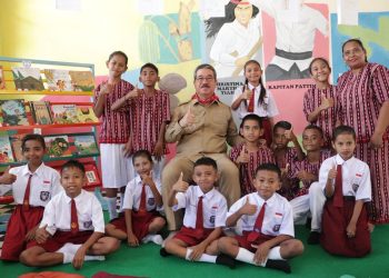 Gubernur Maluku Resmikan Kapal Literasi dan Perpustakaan Ramah Anak di Pulau Saparua