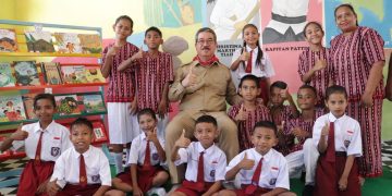 Gubernur Maluku Resmikan Kapal Literasi dan Perpustakaan Ramah Anak di Pulau Saparua
