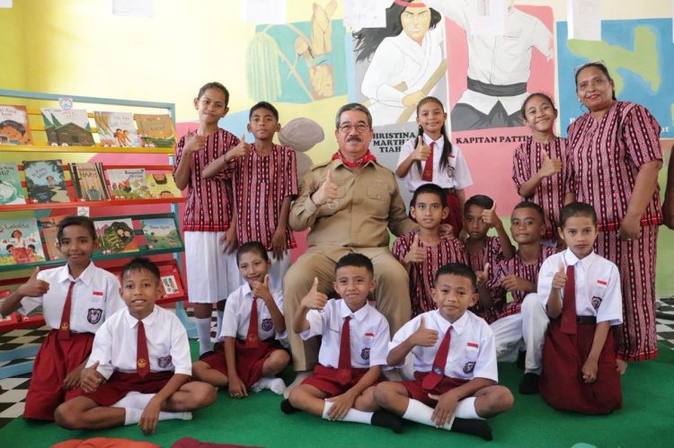 Gubernur Maluku Resmikan Kapal Literasi dan Perpustakaan Ramah Anak di Pulau Saparua