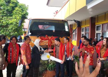 PLH SEKDA : DONASI TRUK PT KARMA YUDHA TIGA BERLIANS MOTOR DIHARAPKAN DAPAT MENINGKATKAN KETRAMPILAN SISWA