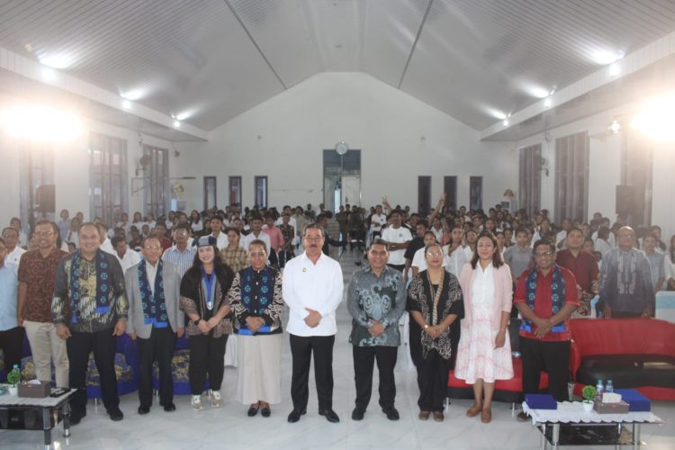 Gubernur Maluku Tekankan Keluarga Sebagai Pilar Pembangunan Daerah, Tutup Resmi Seminar Natal Nasional 2025 di Ambon