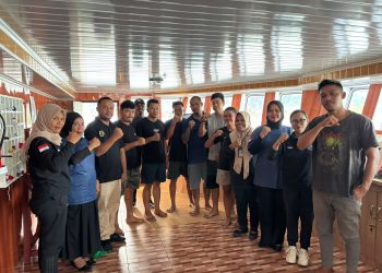 BNNK Buru Selatan Gelar Tes Urine Narkoba untuk Awak Kapal KM. Cantika Lestari 7A