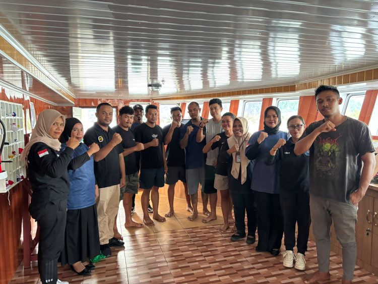 BNNK Buru Selatan Gelar Tes Urine Narkoba untuk Awak Kapal KM. Cantika Lestari 7A