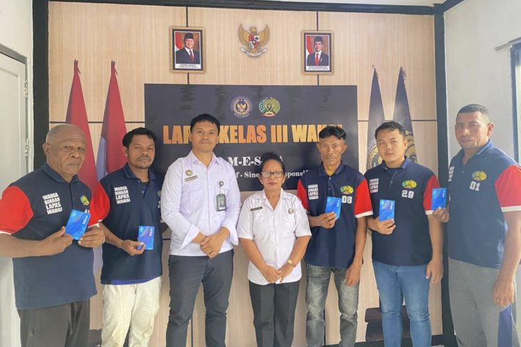 Hasil Kerja Tekun, Warga Binaan Lapas Wahai Terima Premi Akhir Tahun