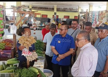 Bupati La Hamidi dan Wakil Bupati Gerson Sidak Pasar Kai Wait, Stok Sayur dan Harga Sembako Jelang Nataru Dipastikan Aman