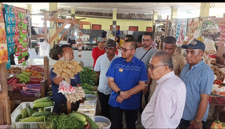 Bupati La Hamidi dan Wakil Bupati Gerson Sidak Pasar Kai Wait, Stok Sayur dan Harga Sembako Jelang Nataru Dipastikan Aman