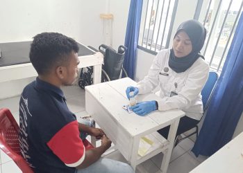 Pastikan Pembinaan Berhasil, Satu Warga Binaan Lapas Wahai Tes Urine Jelang Bebas