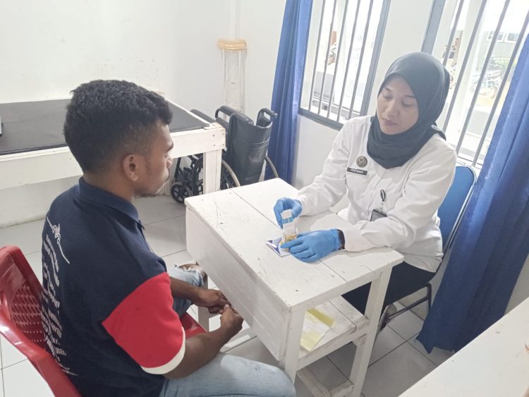 Pastikan Pembinaan Berhasil, Satu Warga Binaan Lapas Wahai Tes Urine Jelang Bebas