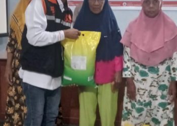 Merajut Silaturahmi di Desa Waeyame, Ketua DPD PKS Kota Ambon Malik Raudhi Tuasamu Hadir dengan Aksi Nyata Pembagian Sembako
