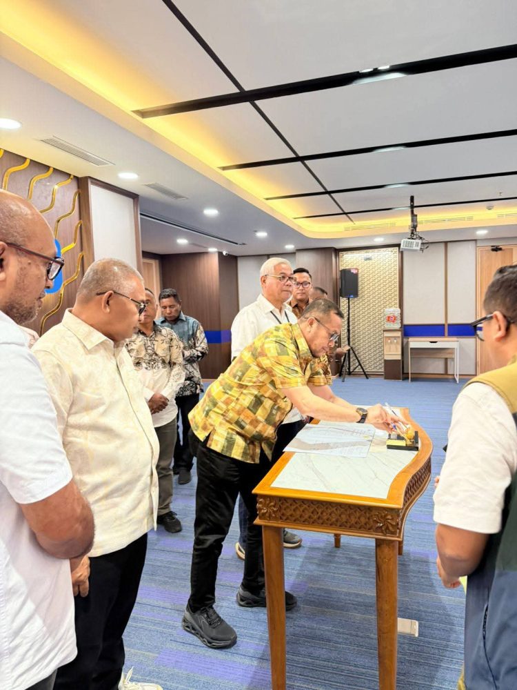 Bupati Bursel La Hamidi Teken Hibah Tanah untuk Perum Bulog, Perkuat Distribusi Pangan Daerah