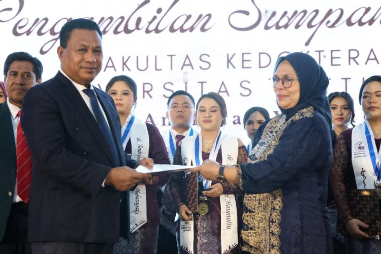 Wagub Abdullah Vanath Hadiri Pengambilan Sumpah 71 Dokter Baru FK Unpatti Angkatan ke-37