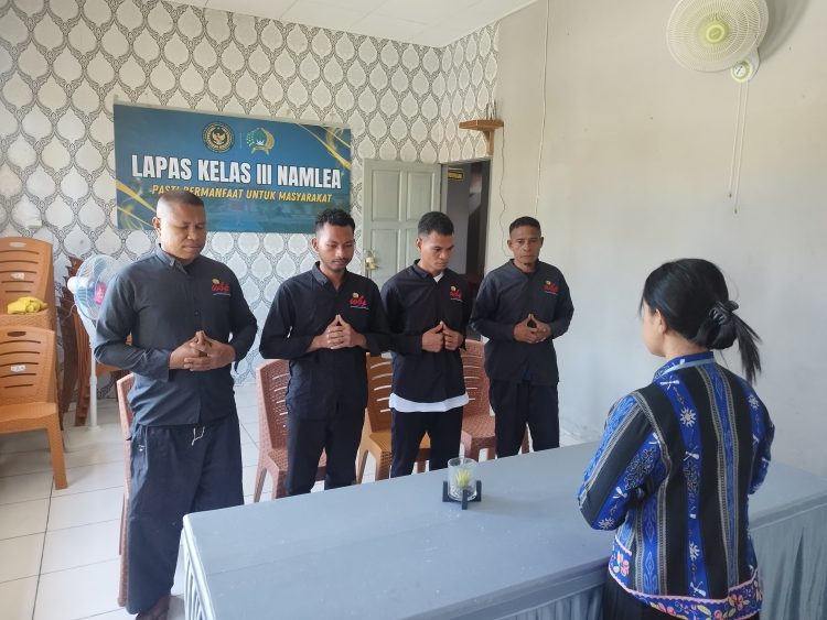 Bina Karakter dan Akhlak, Warga Binaan Lapas Namlea Dapat Bimbingan Rohani Dari Penyuluh Kemenag Buru